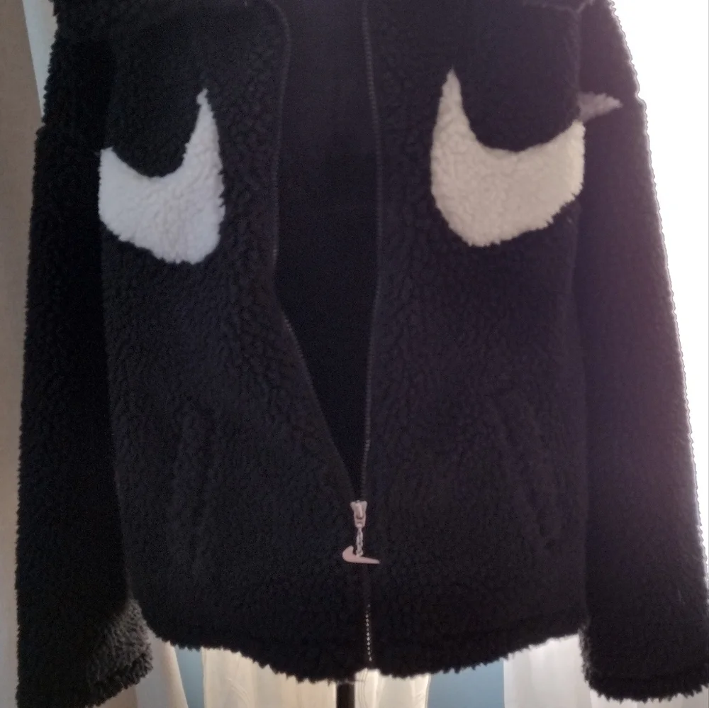Nike Black and White Puffer Jacket with Cozy Hood and Iconic Logo - Picture 2 of 6